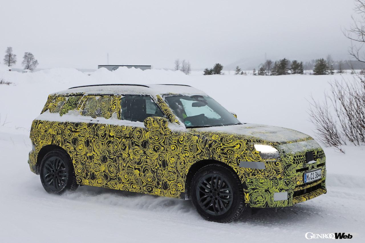 厳重なカモフラージュラッピングが施された状態で、寒冷地テストを続ける「MINI カントリーマン」。