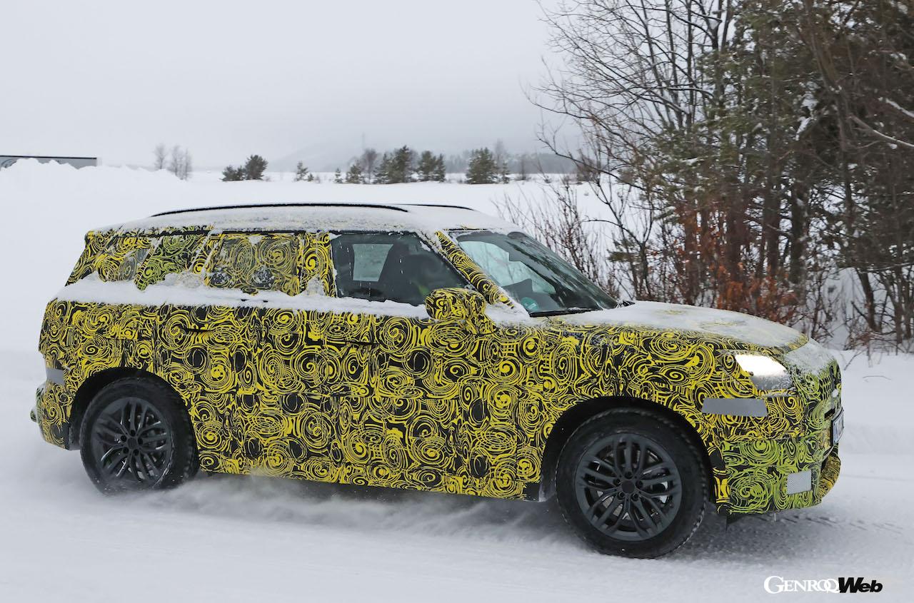 厳重なカモフラージュラッピングが施された状態で、寒冷地テストを続ける「MINI カントリーマン」。