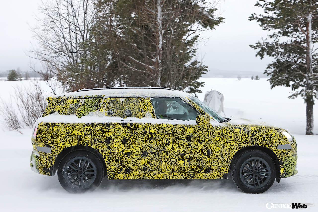 厳重なカモフラージュラッピングが施された状態で、寒冷地テストを続ける「MINI カントリーマン」。