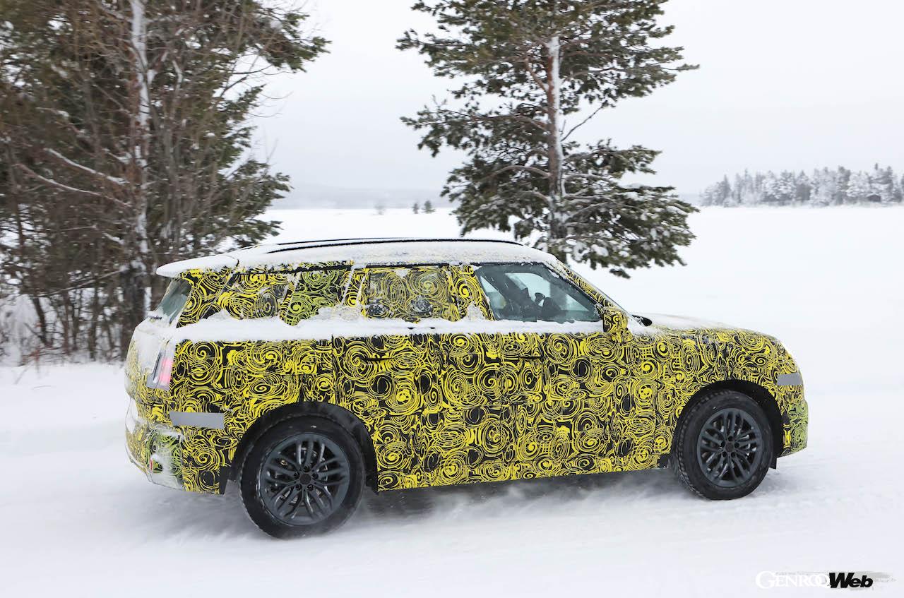 厳重なカモフラージュラッピングが施された状態で、寒冷地テストを続ける「MINI カントリーマン」。