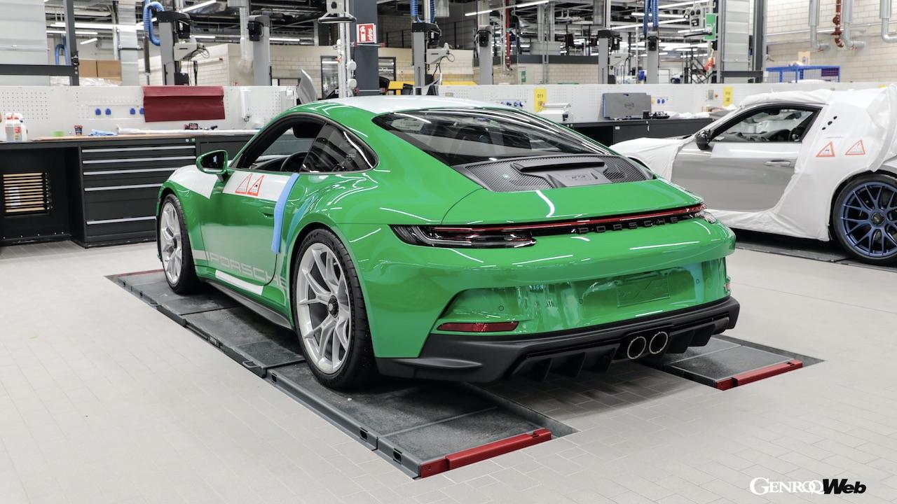 「エスマングリーン」は、2023年モデルの911、718、タイカンで選ぶことができる。
