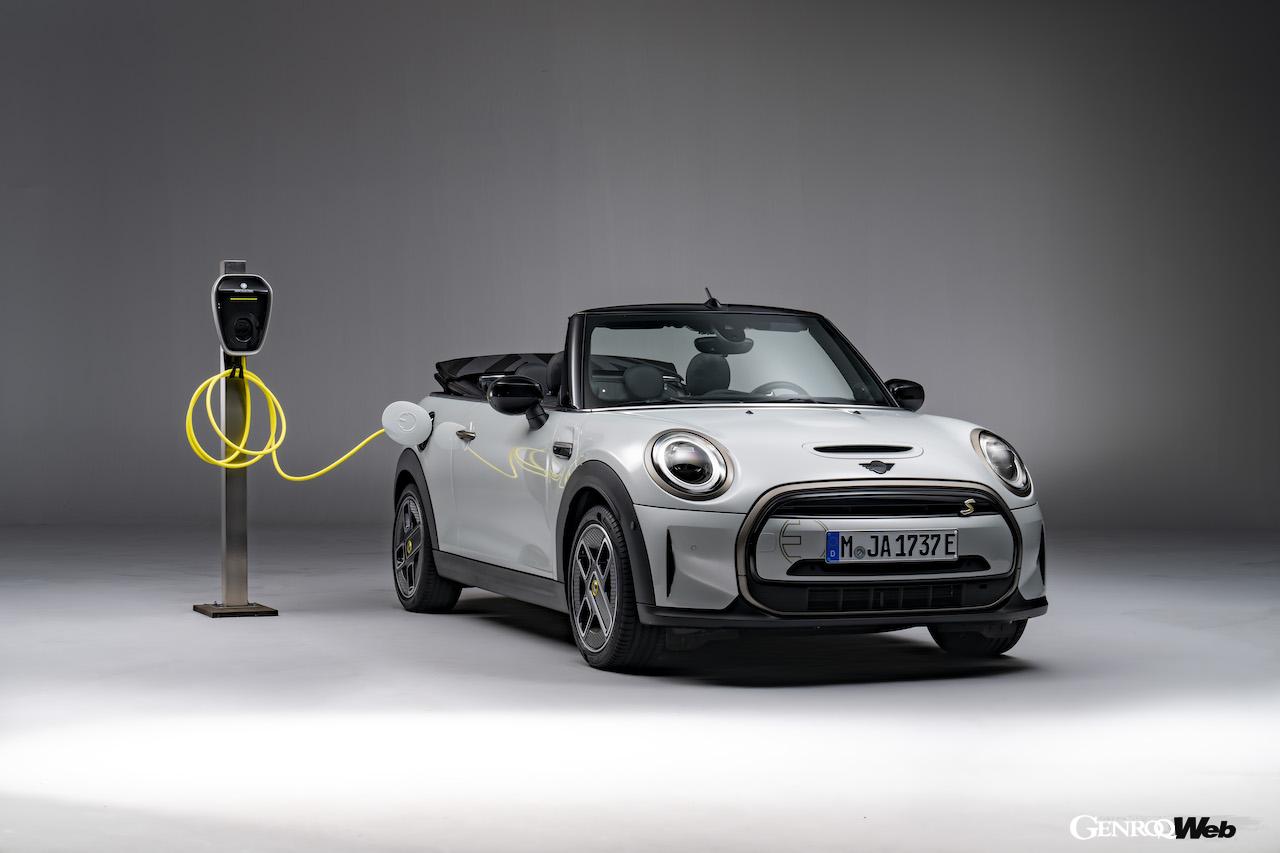 999台のみが欧州で販売される「MINI クーパー SE コンバーチブル」の充電シーン。