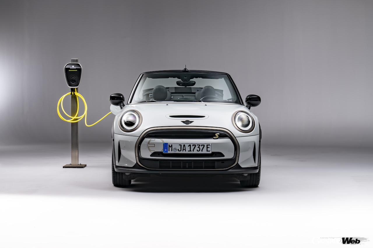 999台のみが欧州で販売される「MINI クーパー SE コンバーチブル」の充電シーン。