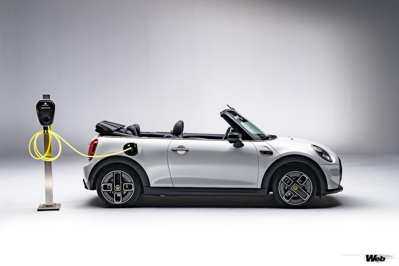 999台のみが欧州で販売される「MINI クーパー SE コンバーチブル」の充電シーン。