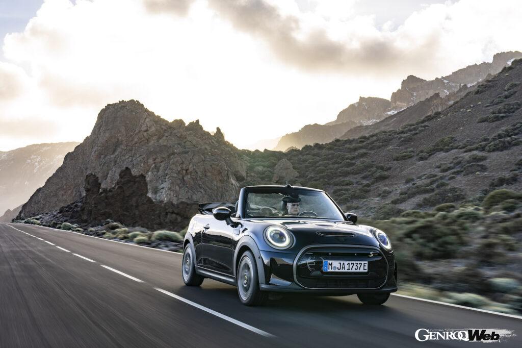 999台のみが欧州で販売される「MINI クーパー SE コンバーチブル」の走行シーン。