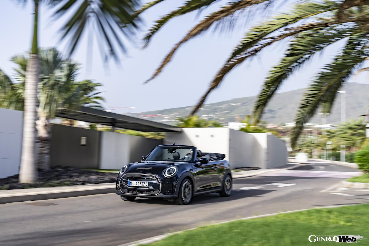999台のみが欧州で販売される「MINI クーパー SE コンバーチブル」の走行シーン。