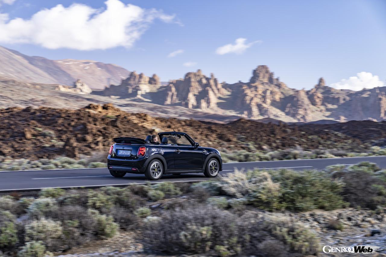 999台のみが欧州で販売される「MINI クーパー SE コンバーチブル」の走行シーン。