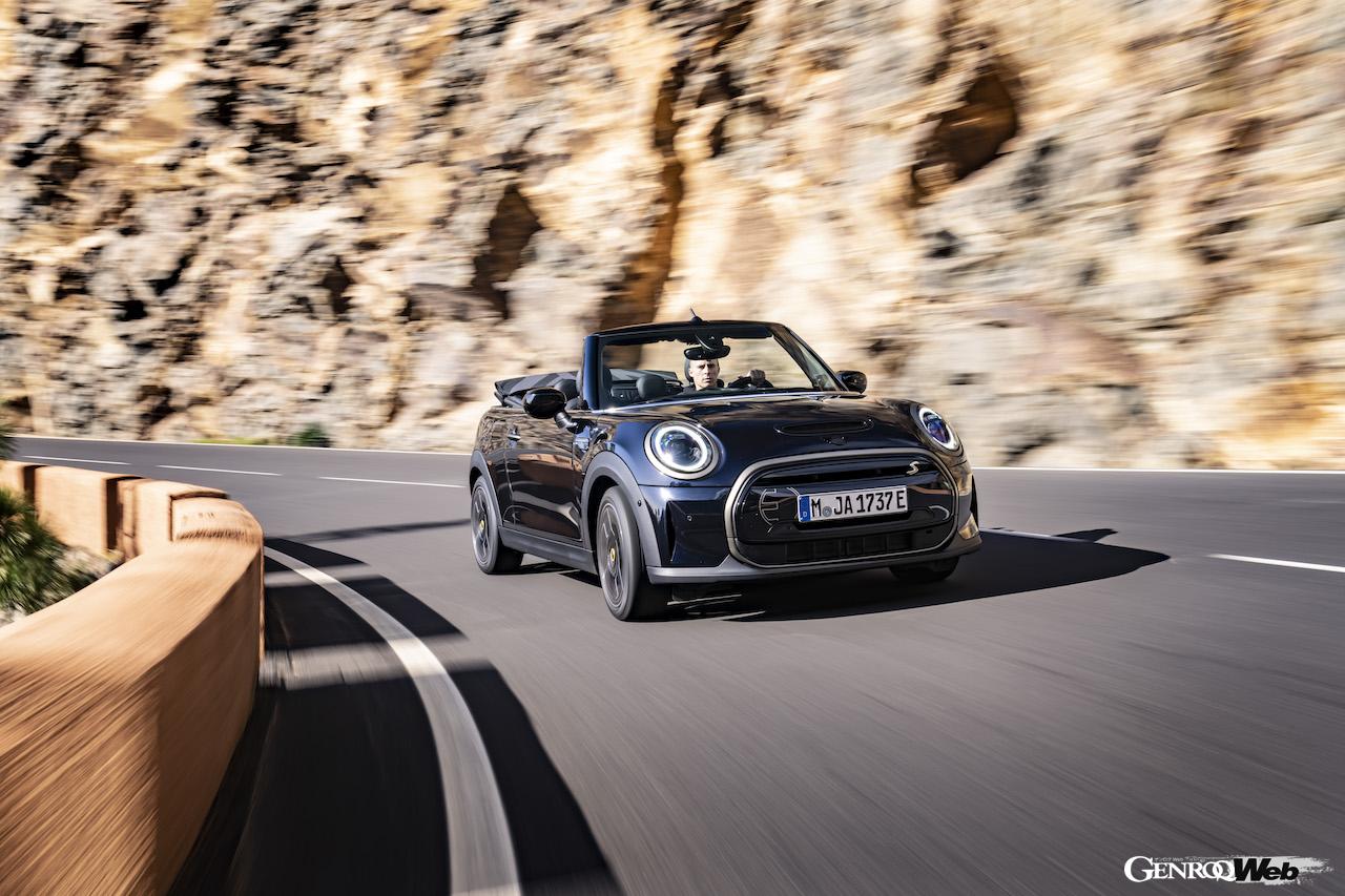 999台のみが欧州で販売される「MINI クーパー SE コンバーチブル」の走行シーン。