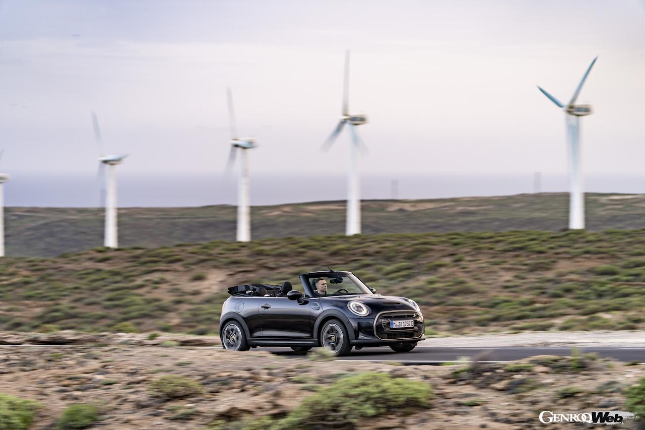 999台のみが欧州で販売される「MINI クーパー SE コンバーチブル」の走行シーン。