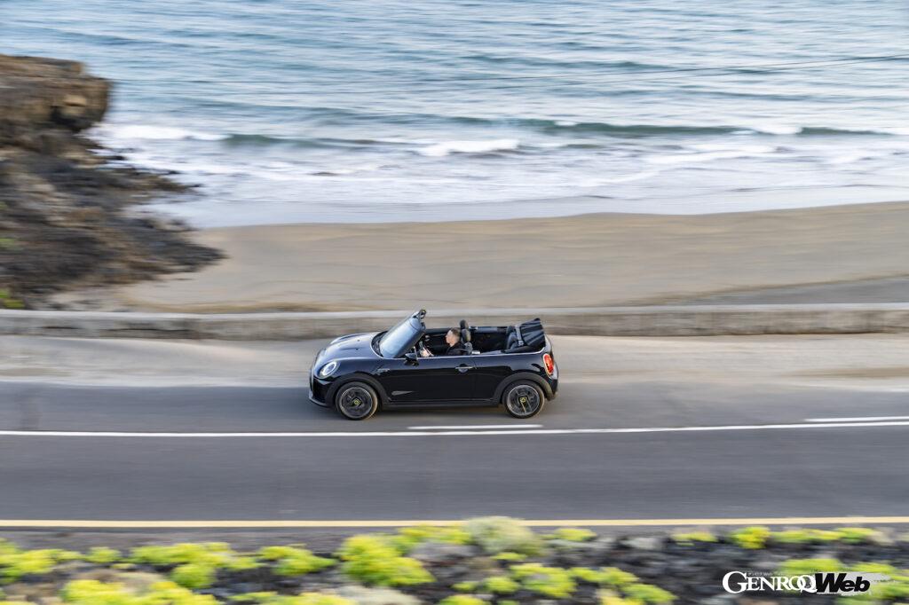 999台のみが欧州で販売される「MINI クーパー SE コンバーチブル」の走行シーン。