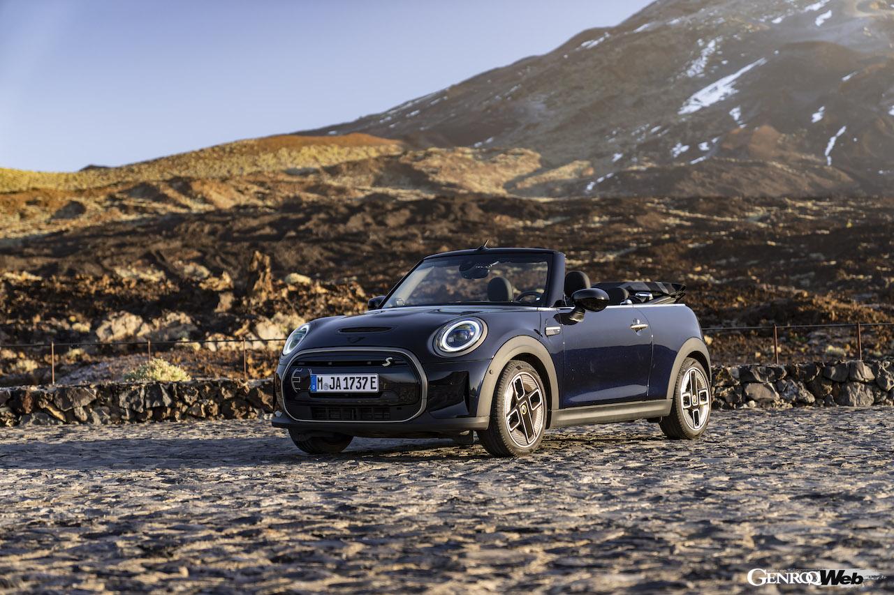 999台のみが欧州で販売される「MINI クーパー SE コンバーチブル」のエクステリア。