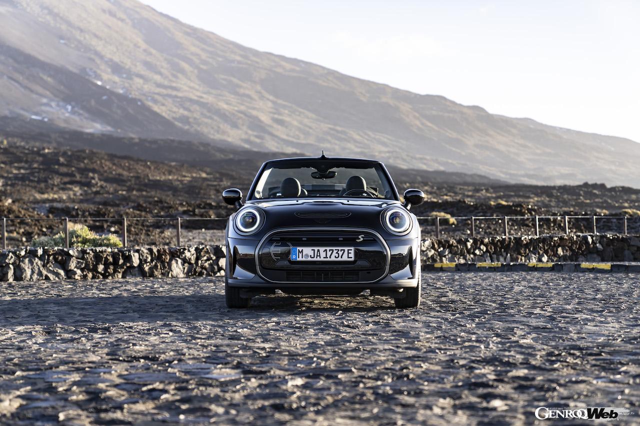 999台のみが欧州で販売される「MINI クーパー SE コンバーチブル」のエクステリア。