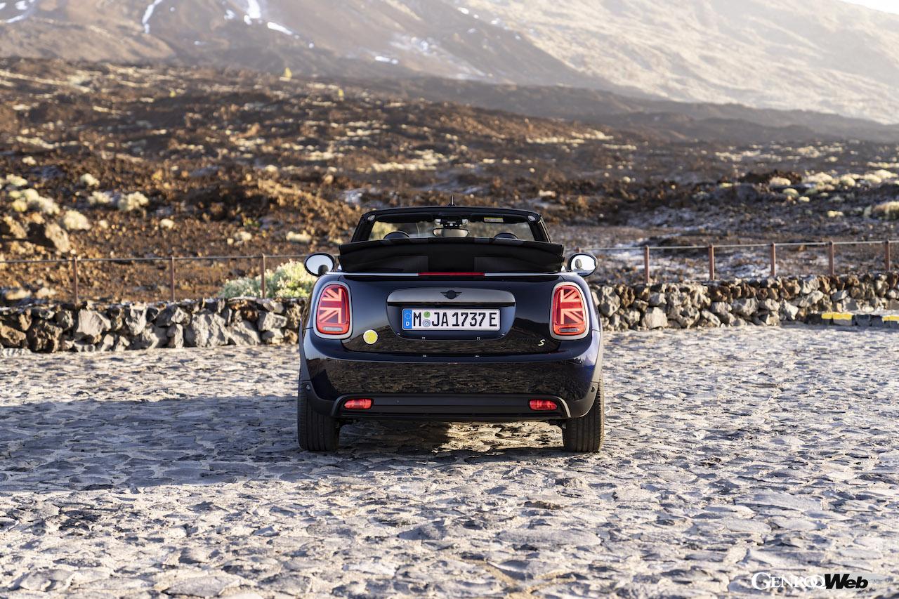 999台のみが欧州で販売される「MINI クーパー SE コンバーチブル」のエクステリア。