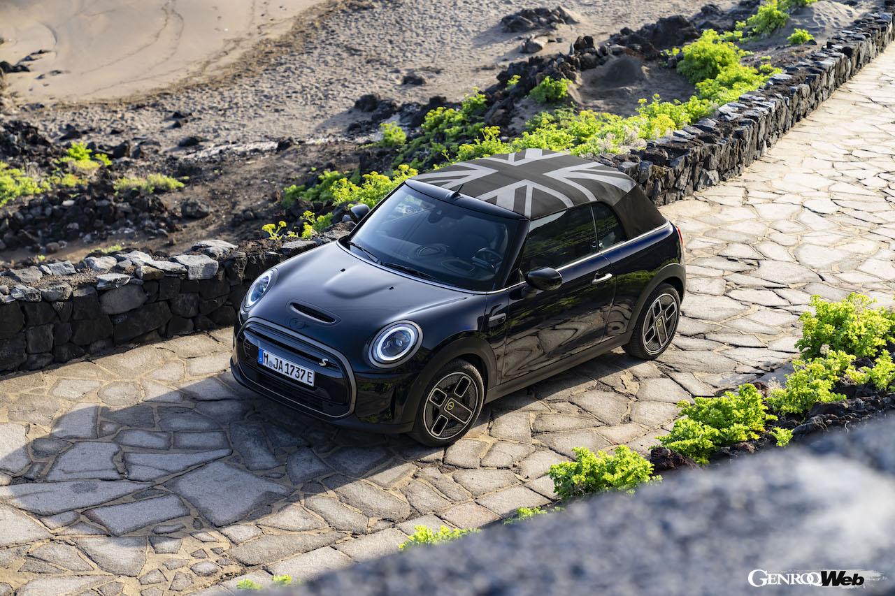 999台のみが欧州で販売される「MINI クーパー SE コンバーチブル」のエクステリア。