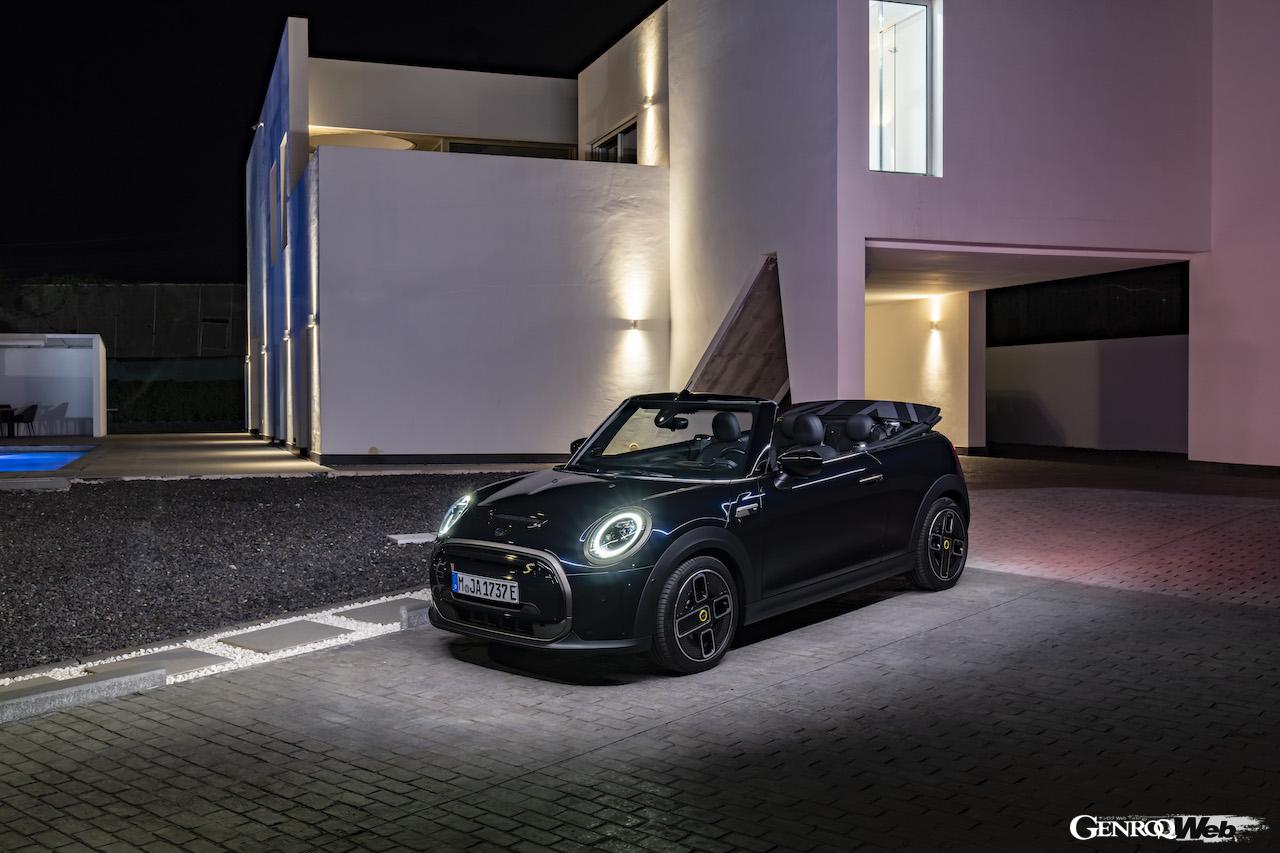 999台のみが欧州で販売される「MINI クーパー SE コンバーチブル」のエクステリア。