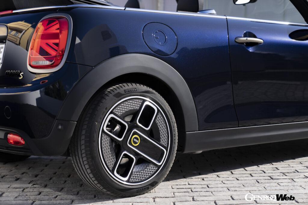 999台のみが欧州で販売される「MINI クーパー SE コンバーチブル」の専用ディテール。