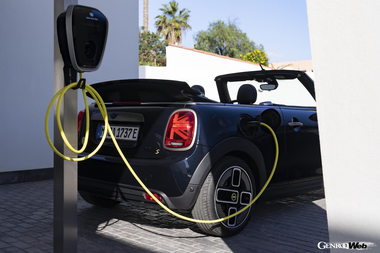 999台のみが欧州で販売される「MINI クーパー SE コンバーチブル」の充電シーン。