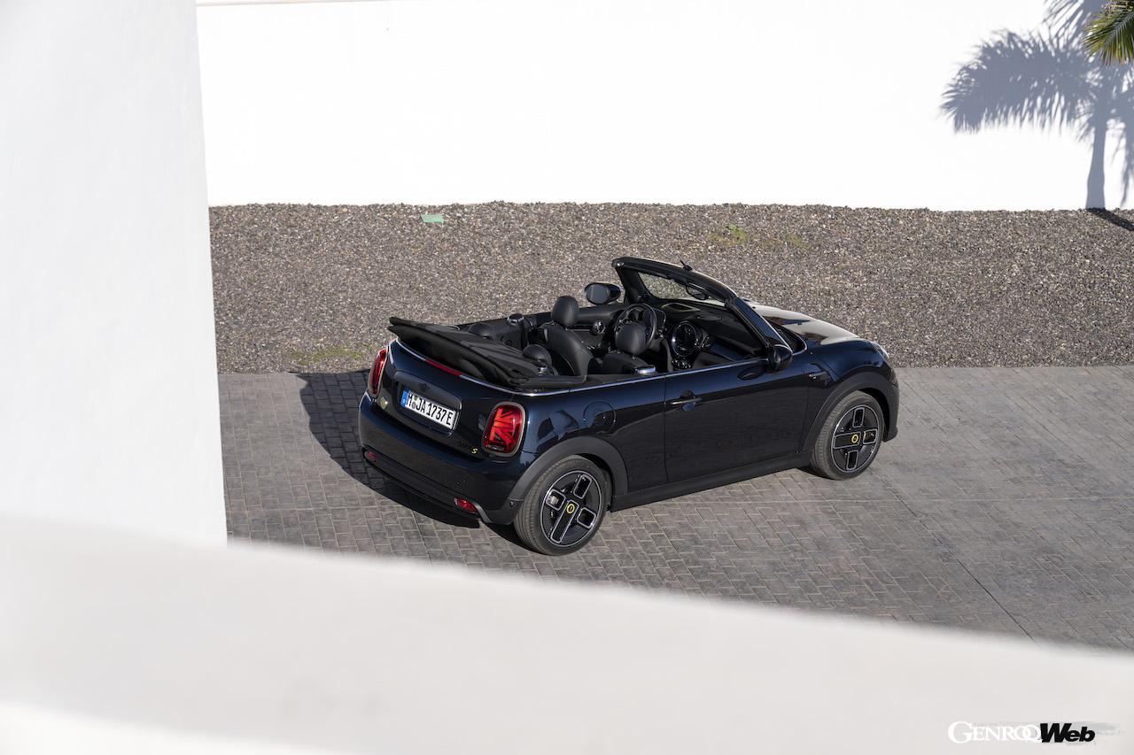999台のみが欧州で販売される「MINI クーパー SE コンバーチブル」のエクステリア。