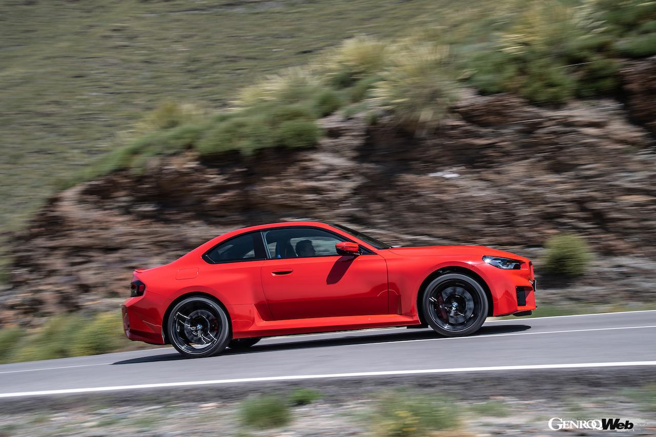 日本導入がスタートした新型「BMW M2 クーペ」の走行シーン。