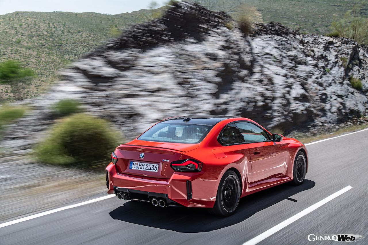 日本導入がスタートした新型「BMW M2 クーペ」の走行シーン。