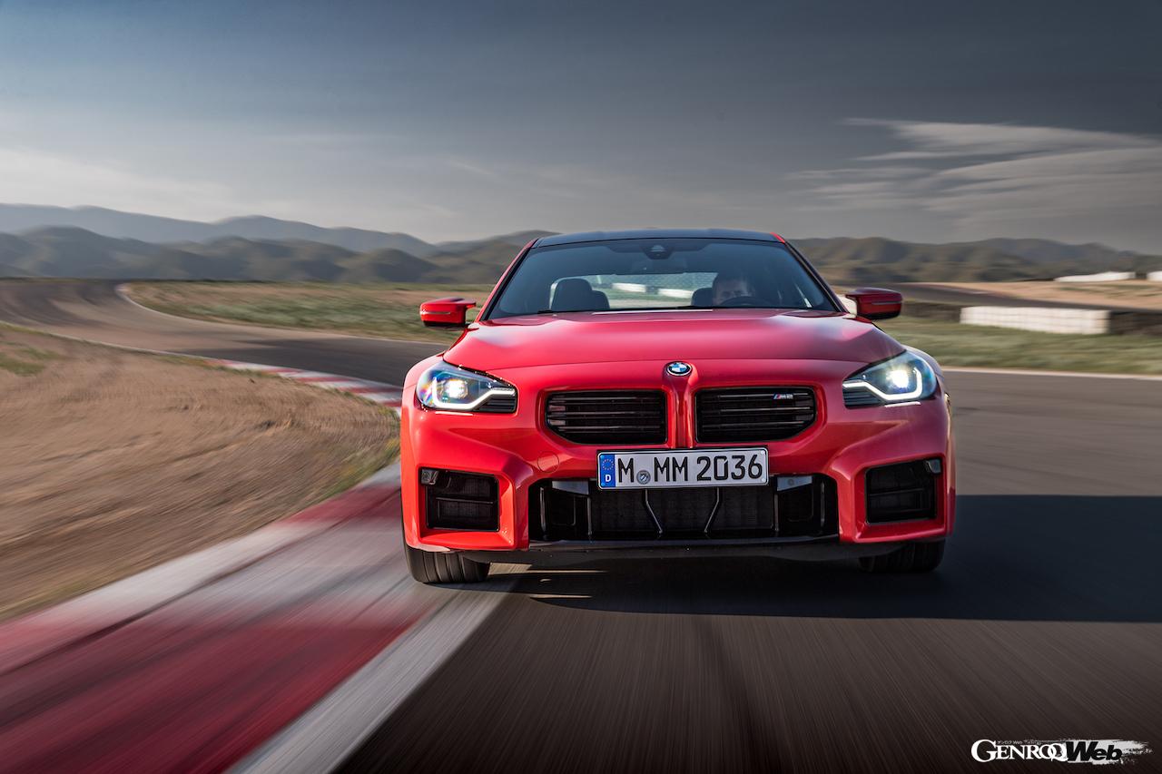 日本導入がスタートした新型「BMW M2 クーペ」の走行シーン。