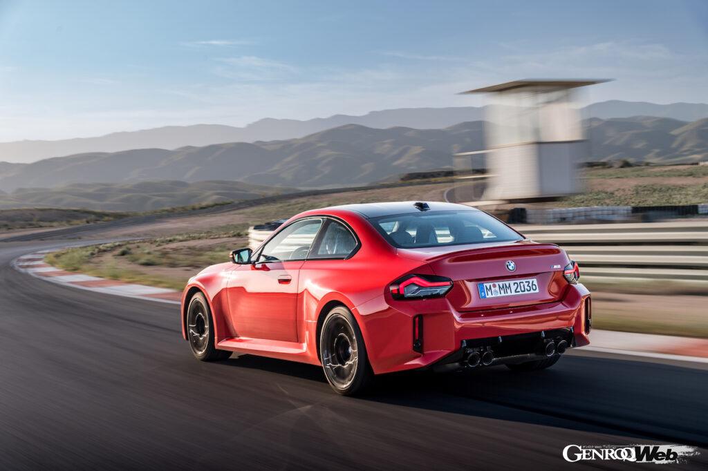 日本導入がスタートした新型「BMW M2 クーペ」の走行シーン。