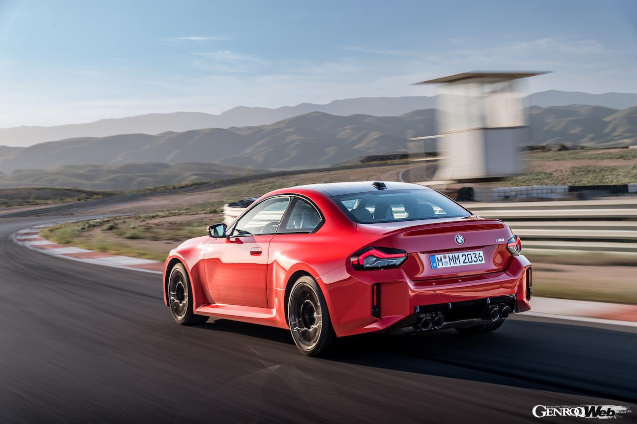 日本導入がスタートした新型「BMW M2 クーペ」の走行シーン。