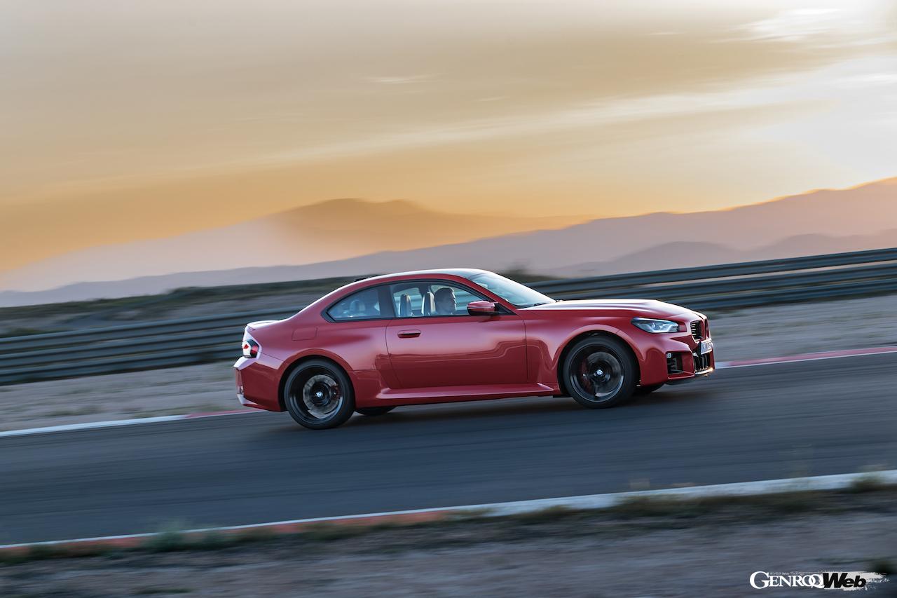 日本導入がスタートした新型「BMW M2 クーペ」の走行シーン。