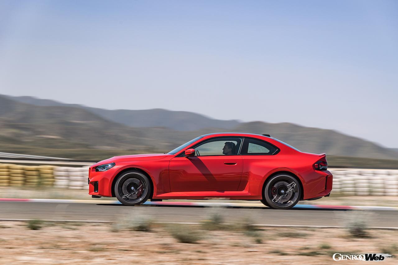 日本導入がスタートした新型「BMW M2 クーペ」の走行シーン。