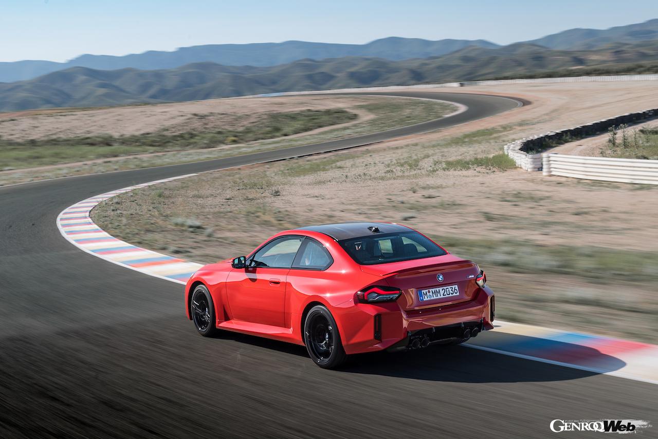 日本導入がスタートした新型「BMW M2 クーペ」の走行シーン。