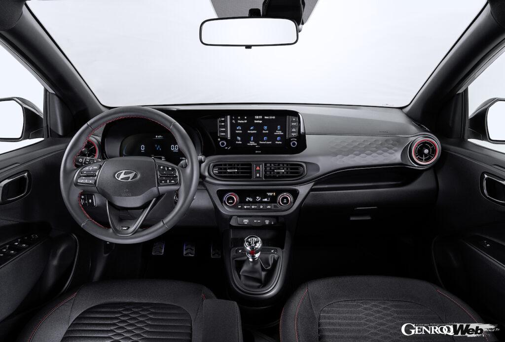 今回から追加されたスポーティな「i10 N ライン」のインテリア。