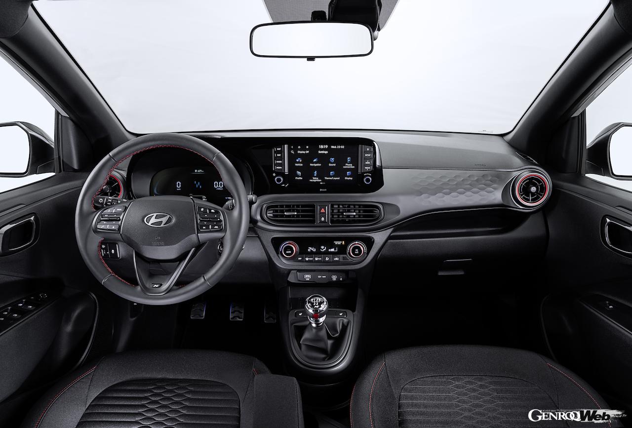 今回から追加されたスポーティな「i10 N ライン」のインテリア。