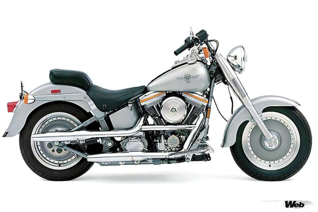 空冷のエボリューションエンジンを搭載する、1990年発売のハーレーダビッドソンFLSTFファットボーイ。ゆったりと乗れるポジションと存在感あふれる佇まいが人気を博した。1991年公開の「ターミネーター2」で、アーノルド・シュワルツェネッガーが演じるターミネーターが駆ったことも相まってヒットモデルとなる。