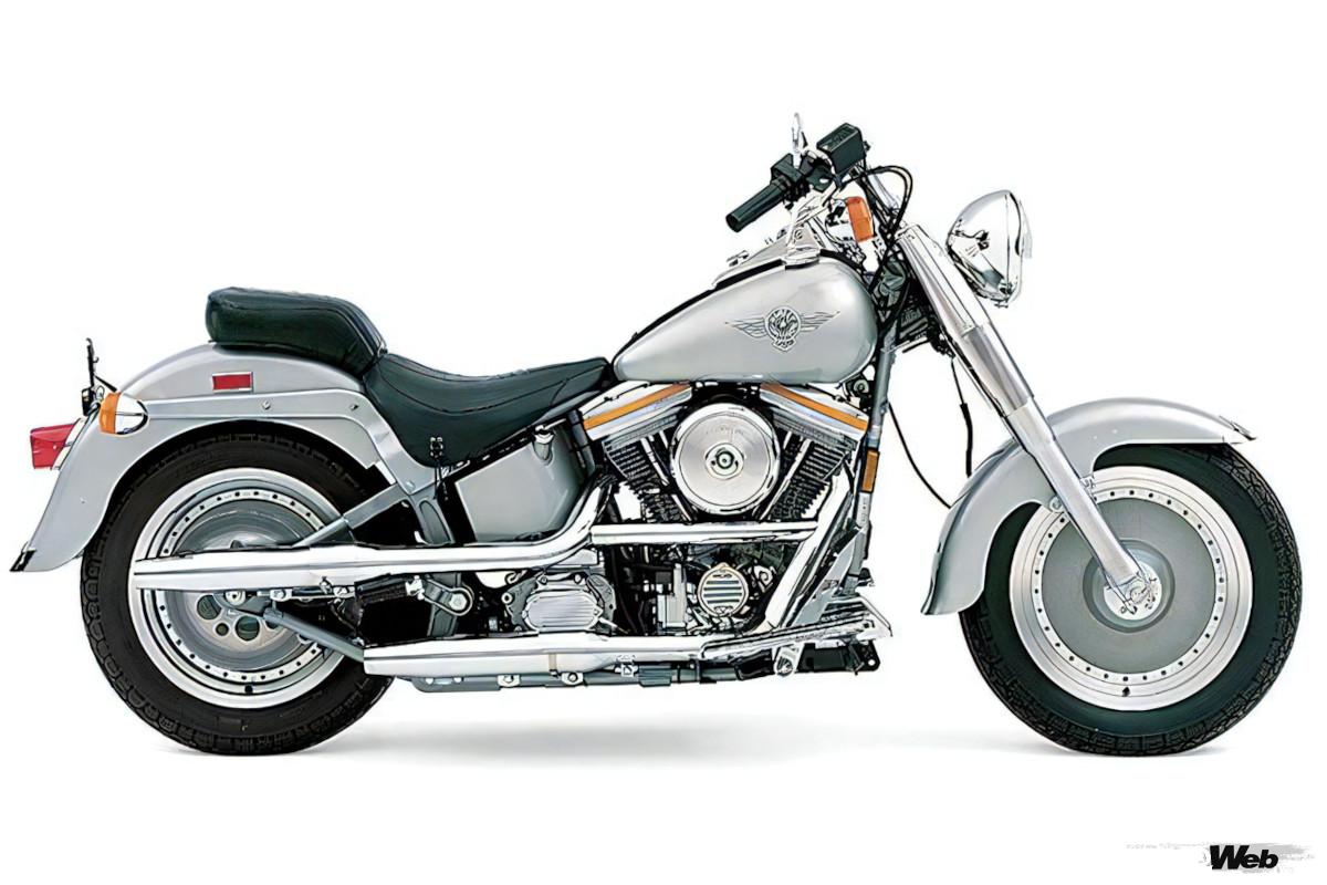 空冷のエボリューションエンジンを搭載する、1990年発売のハーレーダビッドソンFLSTFファットボーイ。ゆったりと乗れるポジションと存在感あふれる佇まいが人気を博した。1991年公開の「ターミネーター2」で、アーノルド・シュワルツェネッガーが演じるターミネーターが駆ったことも相まってヒットモデルとなる。