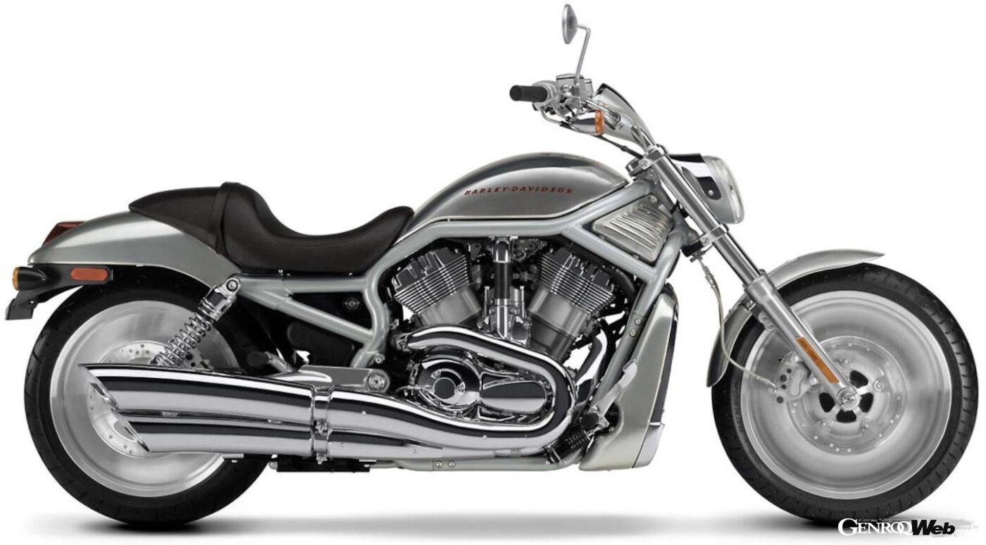 ハーレーダビッドソンVRSC V-ROD。2002年に創業100周年モデルのひとつとしてデビューした。ポルシェ開発のエンジンだけでなく、独創的なフレームワークにロー&ロングのスタイル、先進的なデザインなど、ハーレーの他のモデルとは一線を隠した。本国アメリカでは好調な売れ行きだったというが、日本ではヒットには至らなかった。