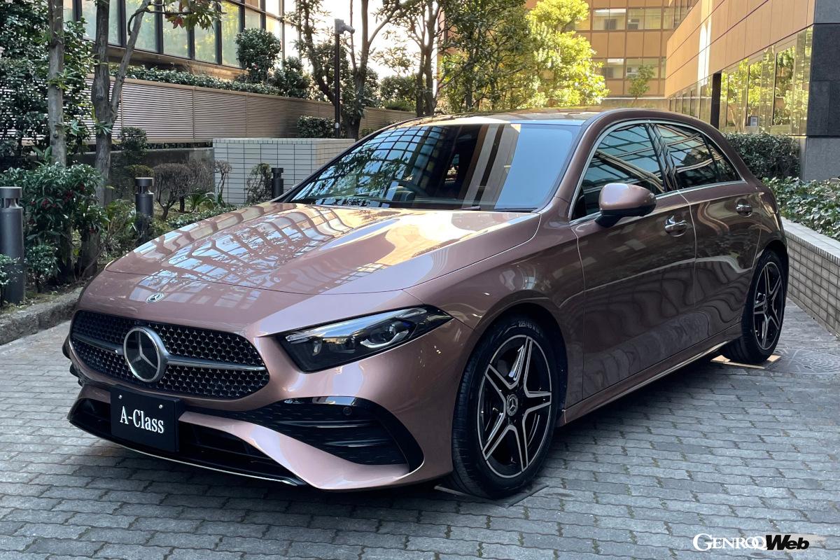 シャープな印象を与える水平基調のヘッドライトや、ボンネットにパワードームと呼ばれる膨らみを備えるAクラス。サメの尖った鼻先を想わせる前傾したフロントエンドでシャープさを強調したという。