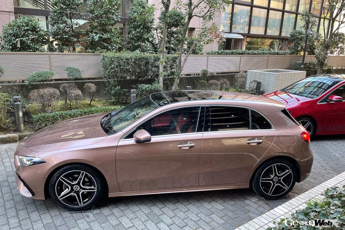 シャープな印象を与える水平基調のヘッドライトや、ボンネットにパワードームと呼ばれる膨らみを備えるAクラス。サメの尖った鼻先を想わせる前傾したフロントエンドでシャープさを強調したという。