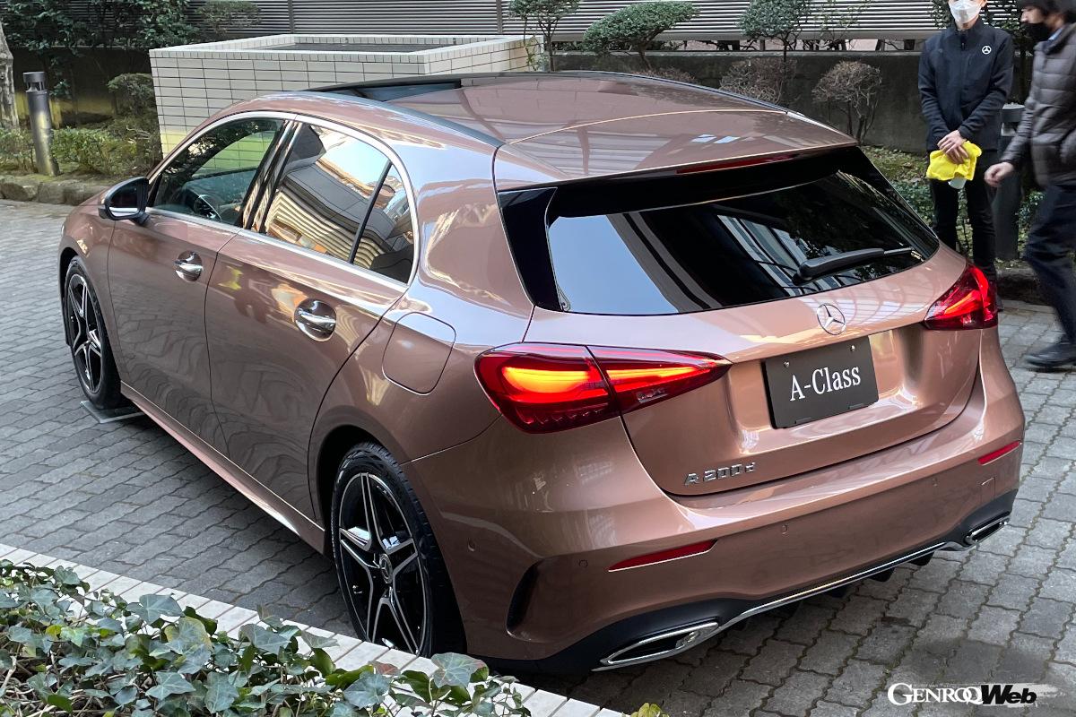 シャープな印象を与える水平基調のヘッドライトや、ボンネットにパワードームと呼ばれる膨らみを備えるAクラス。サメの尖った鼻先を想わせる前傾したフロントエンドでシャープさを強調したという。