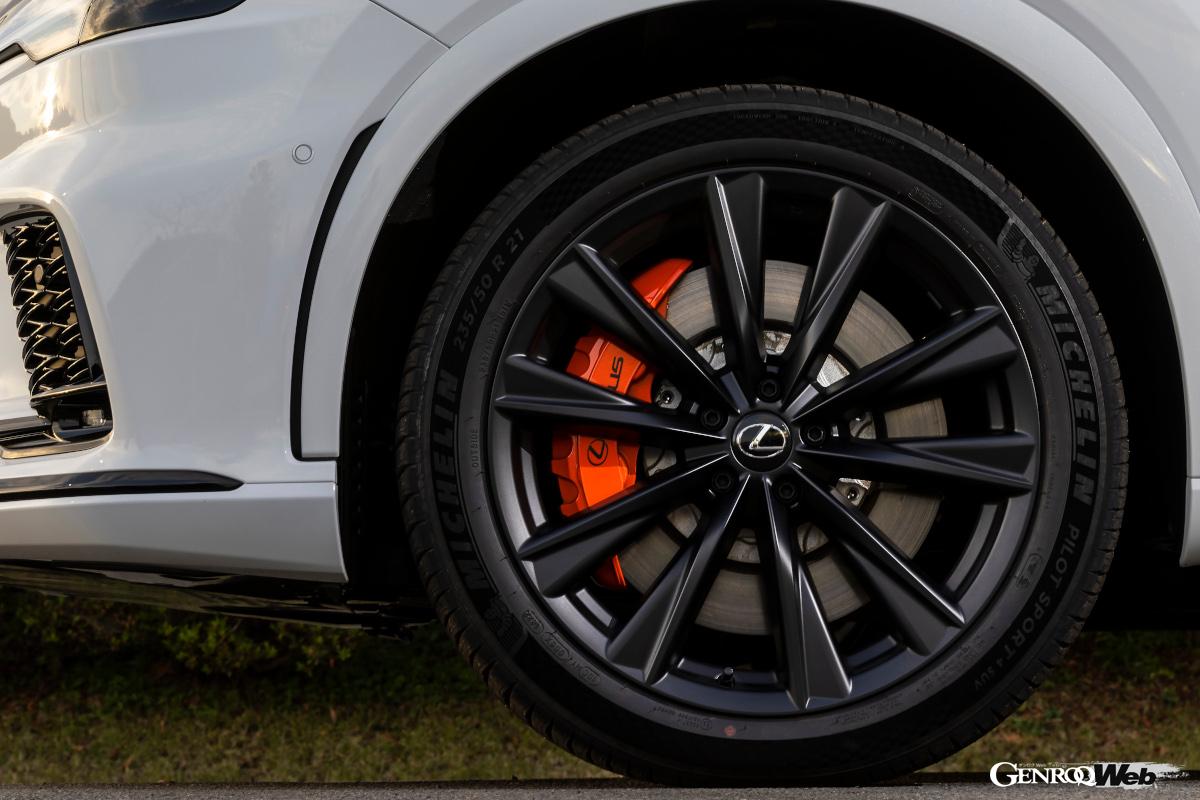 GLEはRXよりも全長で60mm、全幅で100mm、全高で80mmも大きい。GLEに3列目シートが設置されているのも納得だ。