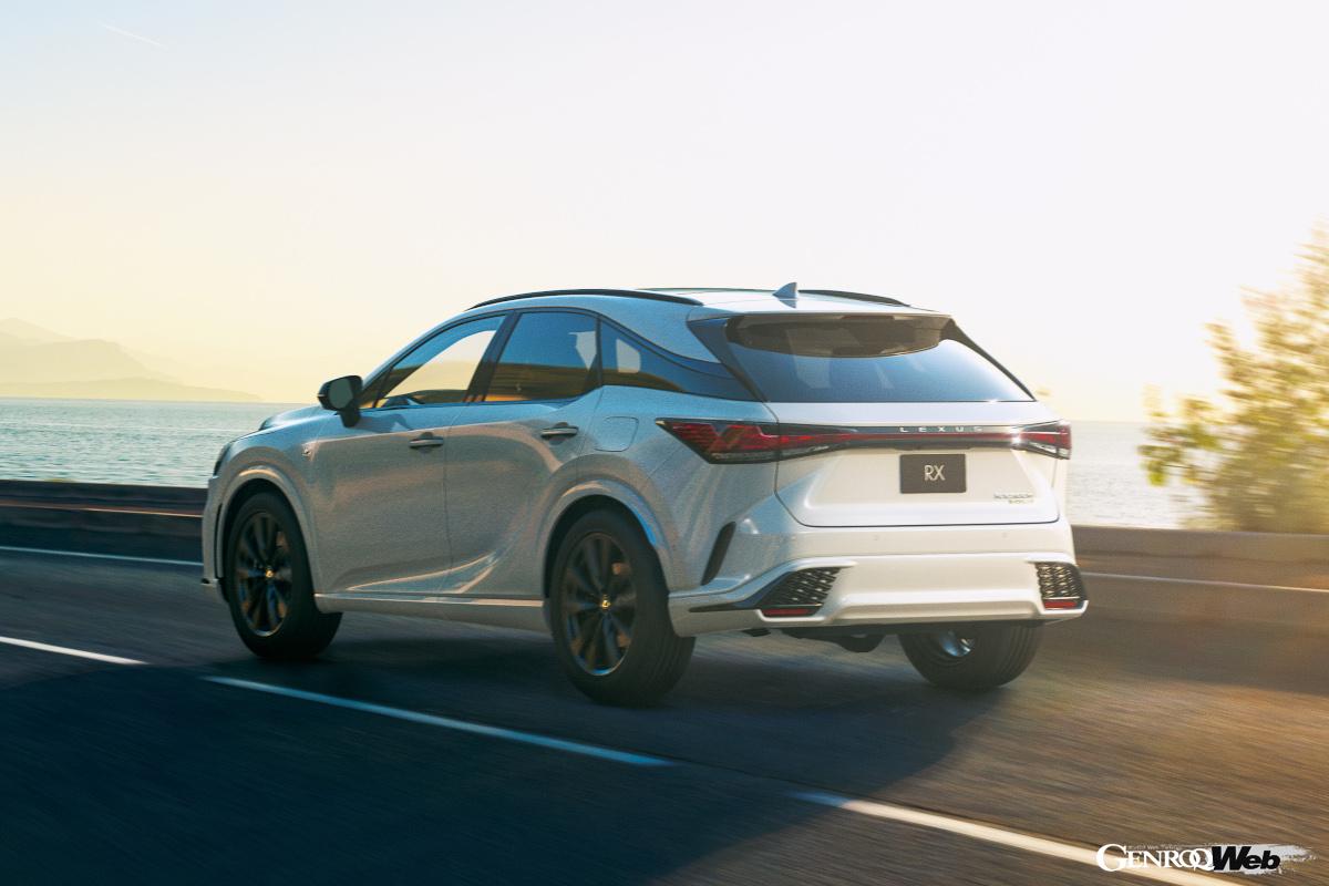 GLEはRXよりも全長で60mm、全幅で100mm、全高で80mmも大きい。GLEに3列目シートが設置されているのも納得だ。