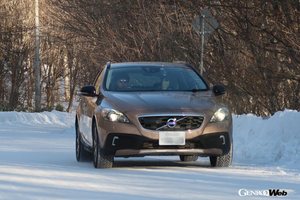 多少ラフなスロットルワークを行なっても挙動は安定している。