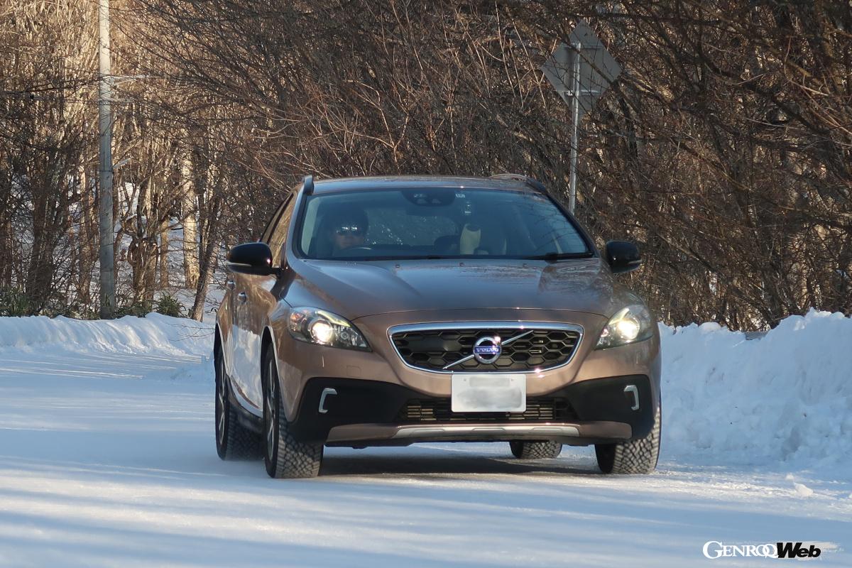 多少ラフなスロットルワークを行なっても挙動は安定している。