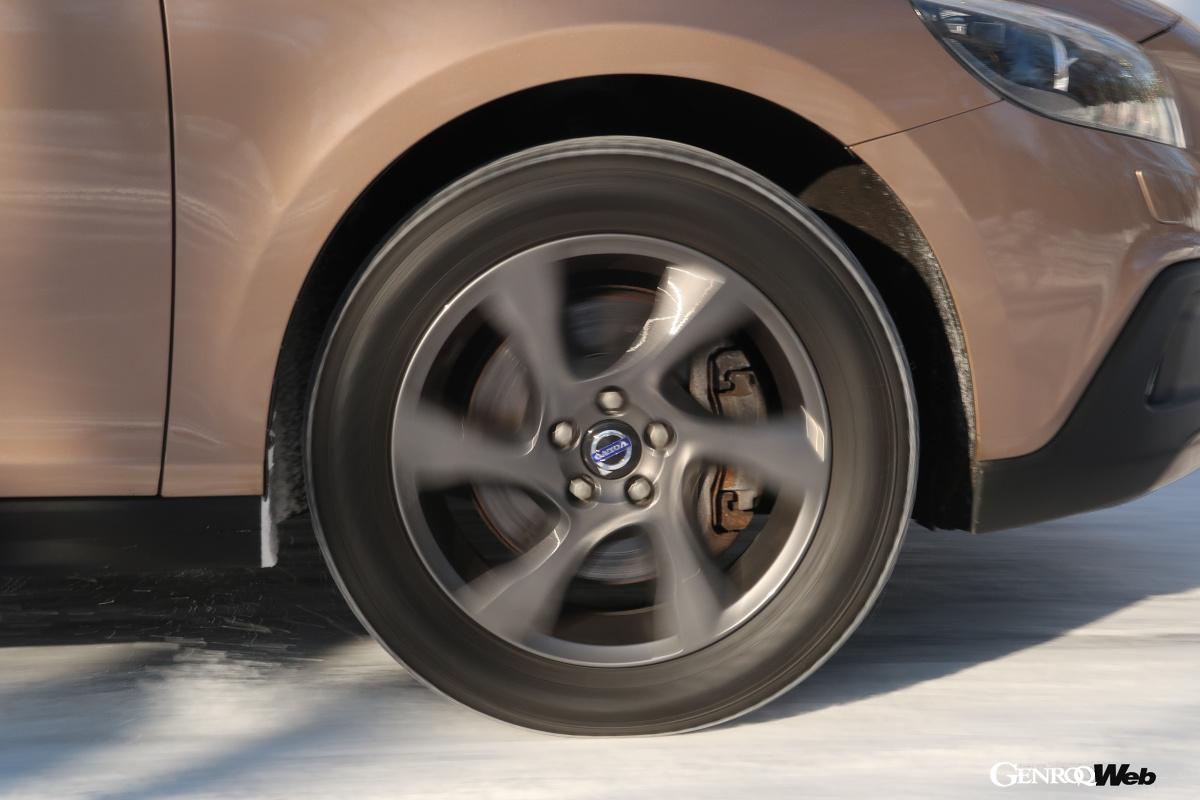 グリップの様子がステアリングを通して確実に伝わってくるので、安心してブレーキを踏み、ステアリングを切り込んでいける。