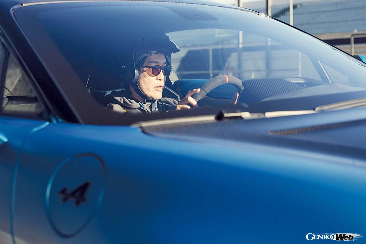 インナードアノブはベルト式にするなど軽量化は細部にまで至る。デジタルメーターはサーキット走行用のTRACKモードでは余計な情報を表示しない。センターコンソールには車影とシリアルナンバーが刻まれる。