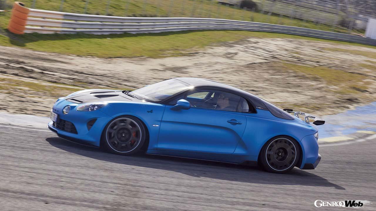 各部にカーボンパーツを贅沢に採用し軽量性能を徹底的に追求。フロント215/40R18、リヤ245/40ZR18を履くカーボンホイールは、前がスポークで後がディッシュ調とデザインを変えるなど凝った作り込みがなされている。