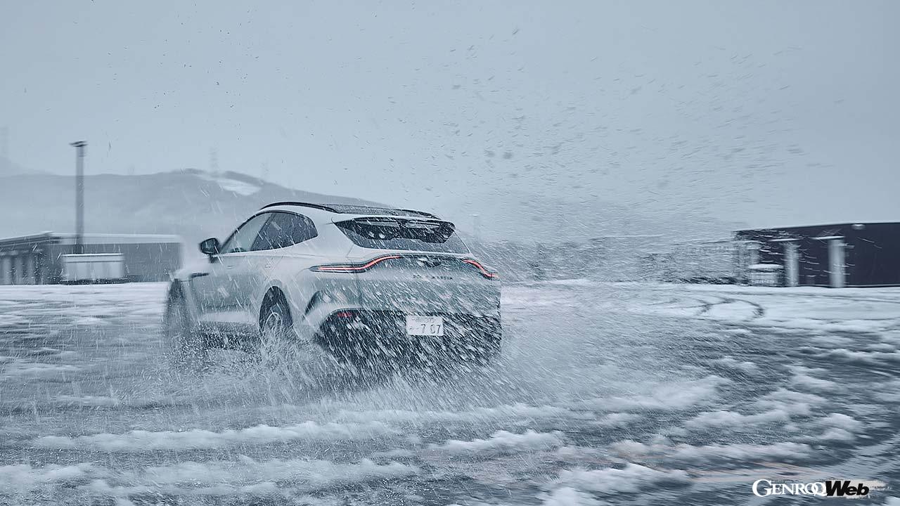 ニュージーランドから来日したアストンマーティンのインストラクター。リチャード・ムーア氏。雪上走行はお手の物だという。