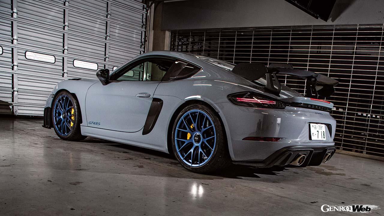 フロントリッドやスワンネック型リヤウイングはCFRP製。長く低いフロントスポイラーはCFRP製ではないが、コンビニなどに入る時に注意。