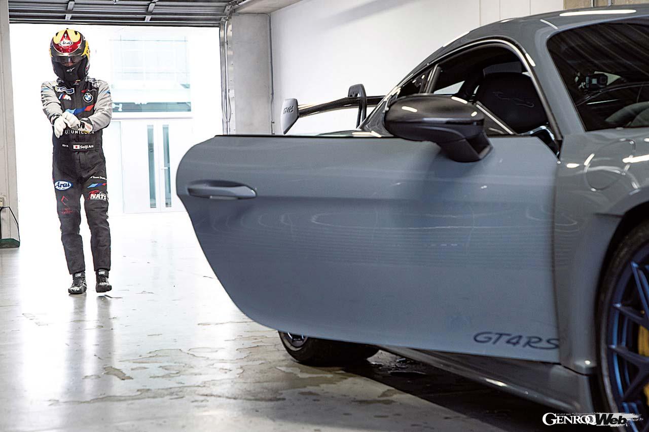 この日の富士スピードウェイは、霧がかかった富士ウェザーというべきコンディション。雨の量は少なく、コース上に大きな川はなさそうだが、気温が低いウエットコンディションなので、タイヤのウォームアップが重要だ。