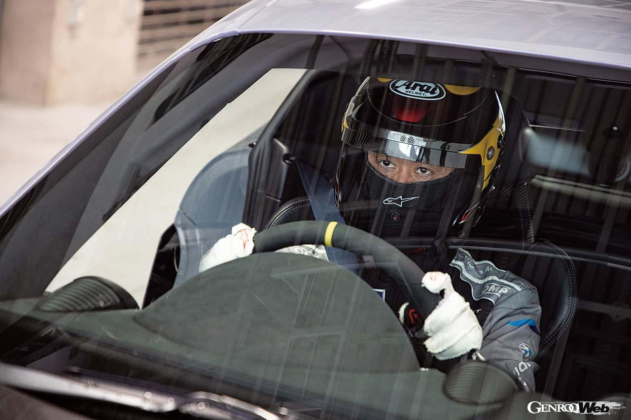 この日の富士スピードウェイは、霧がかかった富士ウェザーというべきコンディション。雨の量は少なく、コース上に大きな川はなさそうだが、気温が低いウエットコンディションなので、タイヤのウォームアップが重要だ。