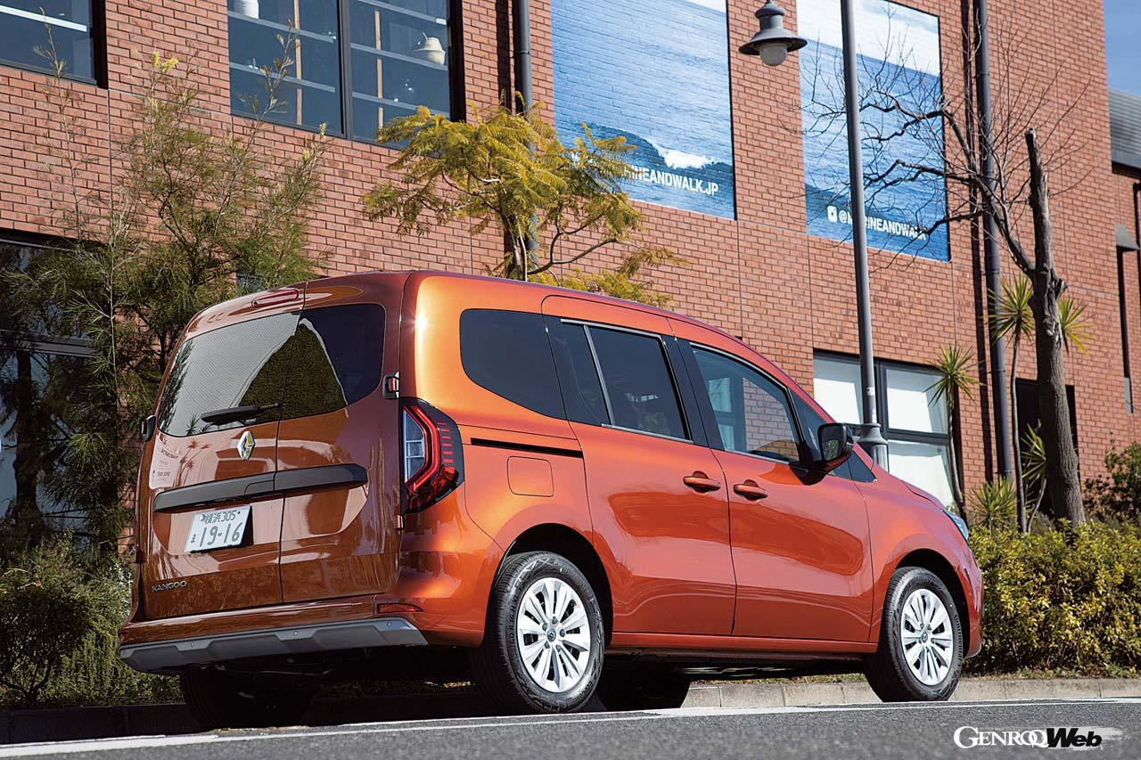 全長が＋210mm、全幅は＋30mm拡大したが、最小回転半径は5.6mと先代に比べて0.2mの拡大に留まっている。